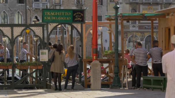 Pessoas Caminhando Perto Traghetto Sinal Del Giglio — Vídeo de Stock