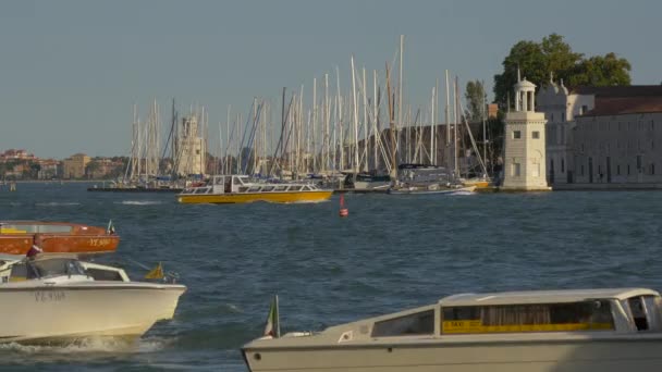 Båtar Seglar Venetianska Lagunen — Stockvideo