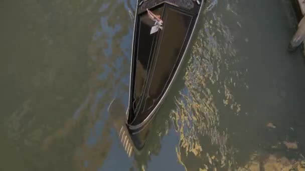 Hoge Hoek Van Een Gondel Met Mensen — Stockvideo