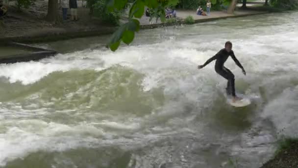 Dva Lidé Surfují Padají Řeky — Stock video