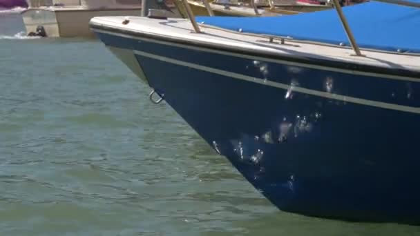 Отражение Воды Голубой Лодке — стоковое видео
