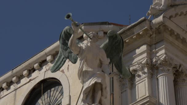 Estátua Anjo Com Trompete — Vídeo de Stock