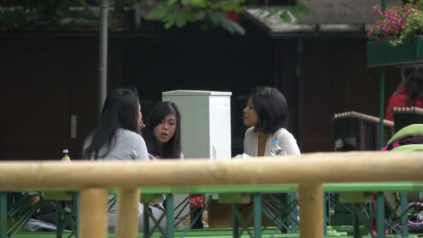 Азиатские Женщины Сидящие Открытом Ресторане — стоковое видео