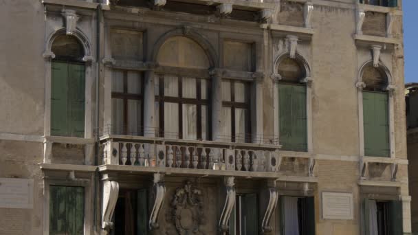 Старое Здание Балконом — стоковое видео