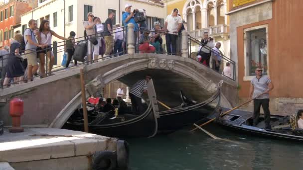 Τουρίστες Στέκονται Μια Γέφυρα Βλέποντας Τις Γόνδολες — Αρχείο Βίντεο