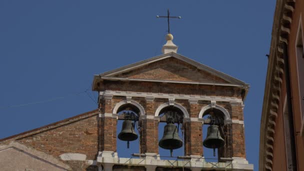 Beffroi Église Avec Trois Cloches — Video