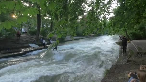 Surfing Eisbach — Wideo stockowe