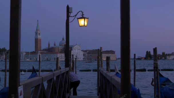 Gondolier Debout Sur Front Mer Crépuscule — Video