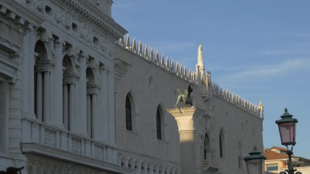 Памятник Льву Возле Палаццо Дукале — стоковое видео