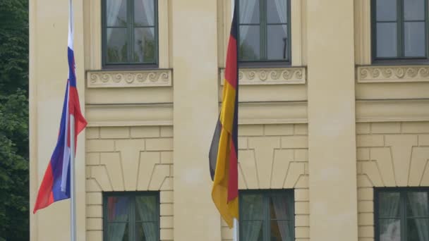 Dos Banderas Frente Edificio — Vídeos de Stock