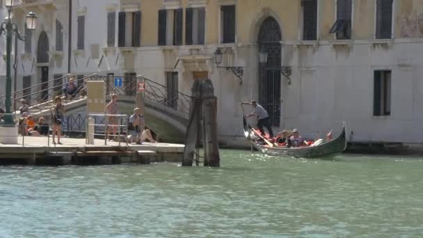 Hombre Remando Barco Cerca Pequeño Puente — Vídeo de stock