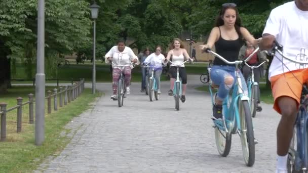 Fietsen Het Park — Stockvideo