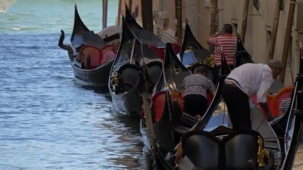 Gondolas Flyter Nära Byggnad — Stockvideo