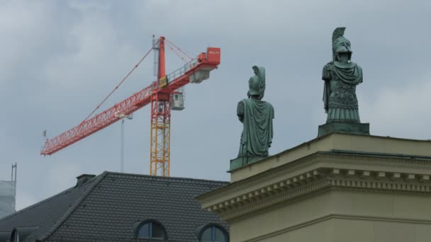 Crane Och Hofgarten Archs Statyer — Stockvideo