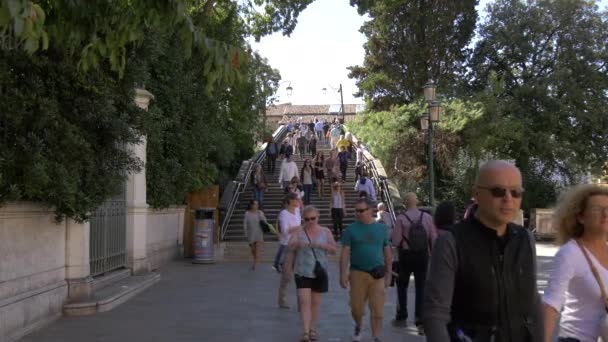 Pessoas Andando Nas Escadas Academy Bridge — Vídeo de Stock