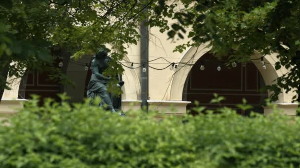 Statue Derrière Les Branches Vertes — Video