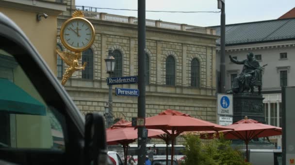 Reloj Calle Dorado Una Estatua — Vídeo de stock