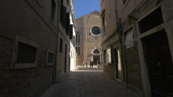 Kyrkan Sedd Utifrån Calle Del Bastion — Stockvideo