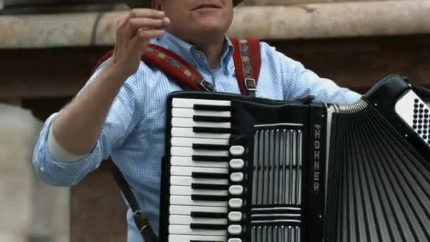 Homem Cantando Tocando Acordeão — Vídeo de Stock