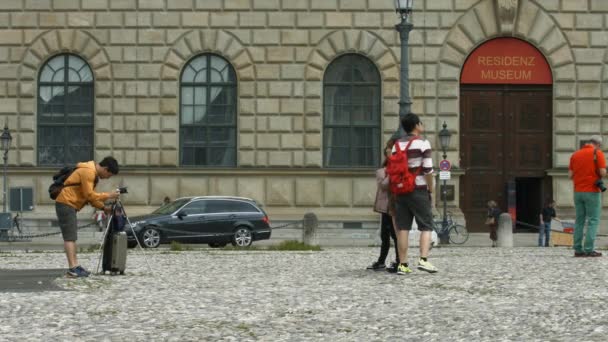 レジデンツ博物館の前で写真を撮る観光客 — ストック動画