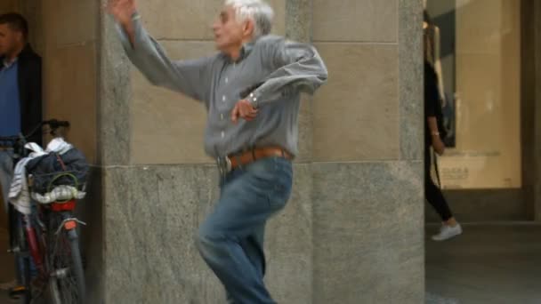 Älterer Mann Tanzt Tagsüber Der Stadt — Stockvideo