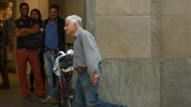 Älterer Mann tanzt auf Straße 