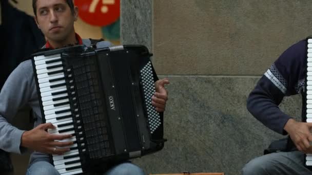 Hombres Tocando Acordeón Ciudad Durante Día — Vídeo de stock