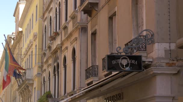 Firma Del Hotel Flora Durante Día — Vídeos de Stock