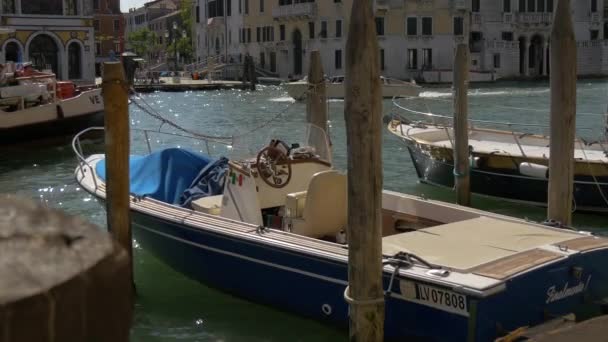 Båtar Förtöjda Vid Canal Grande — Stockvideo