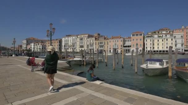 Sitter Ner Stranden Fondamenta Salute — Stockvideo