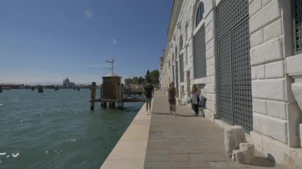 Wandelen Oever Van Het Grand Canal — Stockvideo