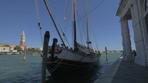 Ιστιοφόρο Αγκυροβολημένο Κοντά Στην Punta Della Dogana Mare — Αρχείο Βίντεο