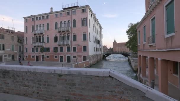 Brücke Über Einen Kanal Venedig — Stockvideo