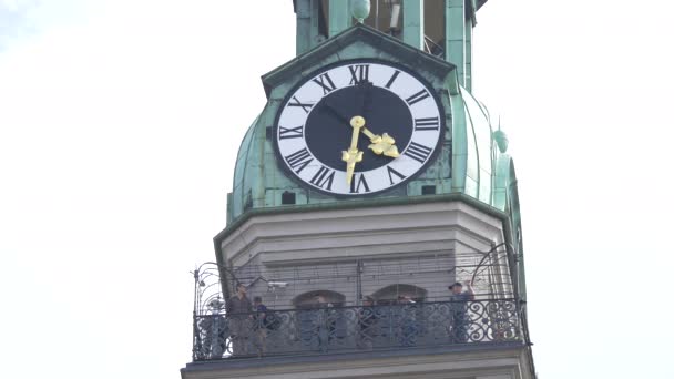 Turistas Visitando Una Torre Del Reloj — Vídeos de Stock