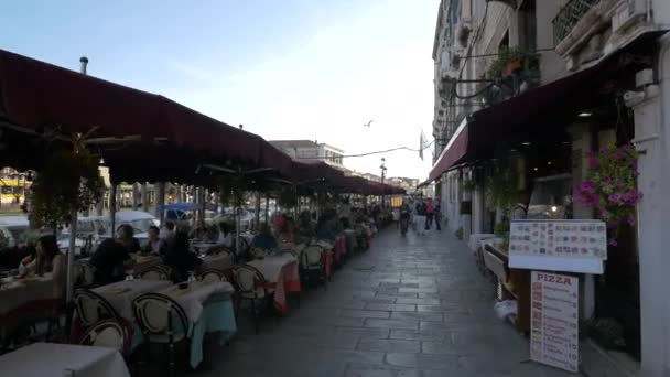 Restauracje Świeżym Powietrzu Brzegu Canal — Wideo stockowe