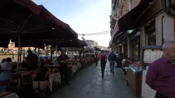 Spacer Przez Restaurację Brzegu Canal Grande — Wideo stockowe