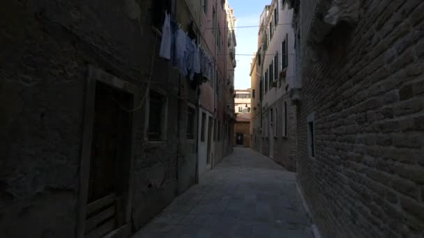 狭い通りに古い建物 — ストック動画