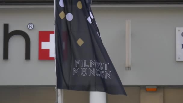 Σημαία Φεστιβάλ Κινηματογράφου Του Μονάχου Από Τον Άνεμο — Αρχείο Βίντεο