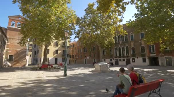 Χαλαρώνοντας Παγκάκια Στο Campo Sant Agnese — Αρχείο Βίντεο