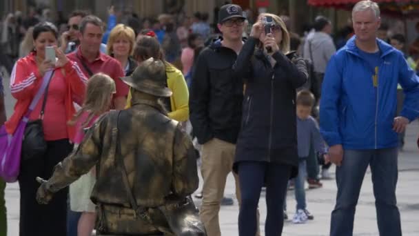 Taking Pictures Living Statue — Stock Video