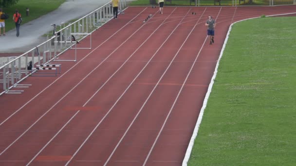 Homem Correndo Pista Corrida — Vídeo de Stock