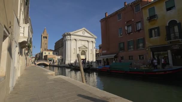 Kerk Van San Barnaba Vanaf Fondamenta Alberti — Stockvideo