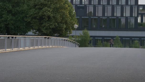 Jogging Andar Bicicleta Uma Ponte — Vídeo de Stock
