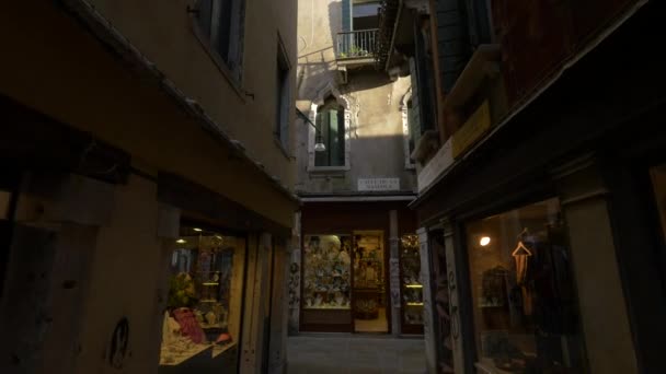 Здания Улице Calle Mandola — стоковое видео