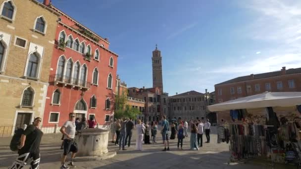 Touristes Près Tour Penchée Santo Stefano — Video