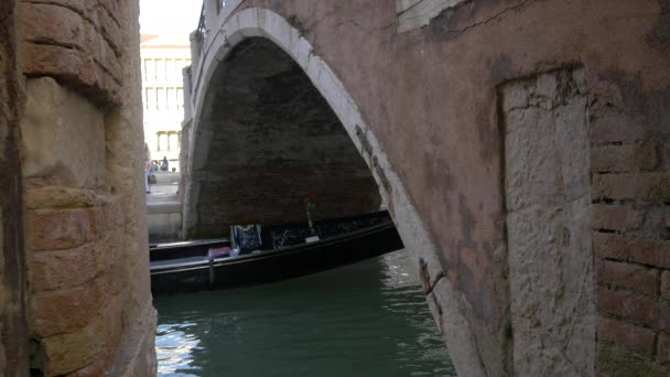 Γόνδολα Επιπλέει Κάτω Από Μια Παλιά Γέφυρα — Αρχείο Βίντεο
