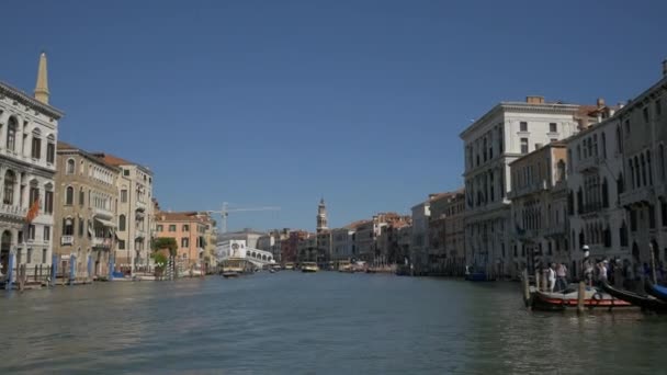 Canal Grande Med Gamla Byggnader Och Rialtobron — Stockvideo