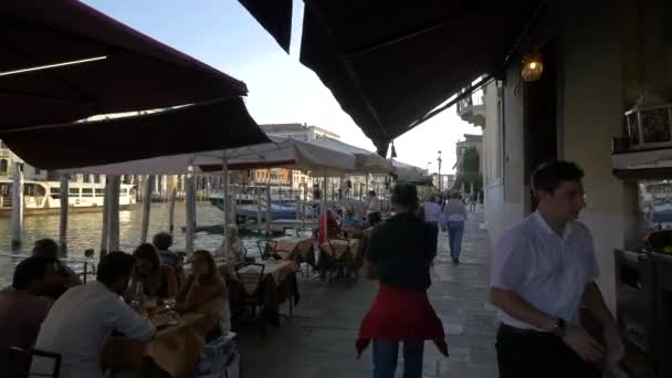 大运河上的户外餐馆 — 图库视频影像