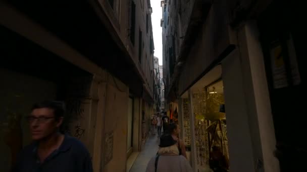 Enge Straße Mit Geschäften — Stockvideo