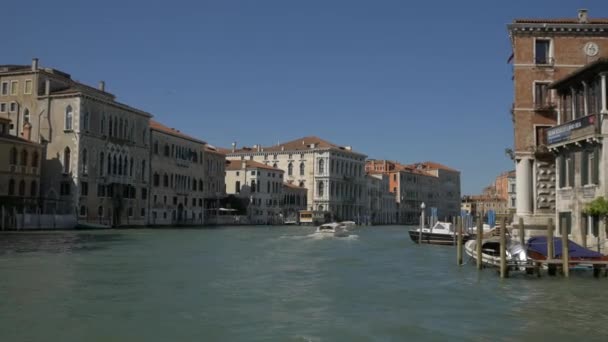 Canal Grande Och Gamla Byggnader — Stockvideo